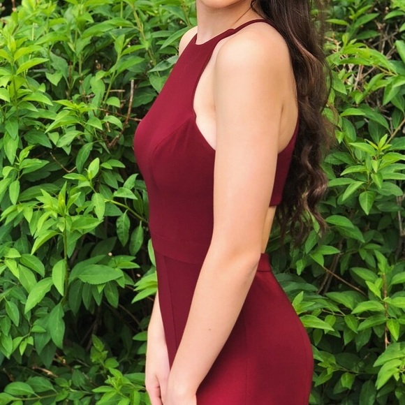 Beautiful burgundy gown - Picture 2 of 3